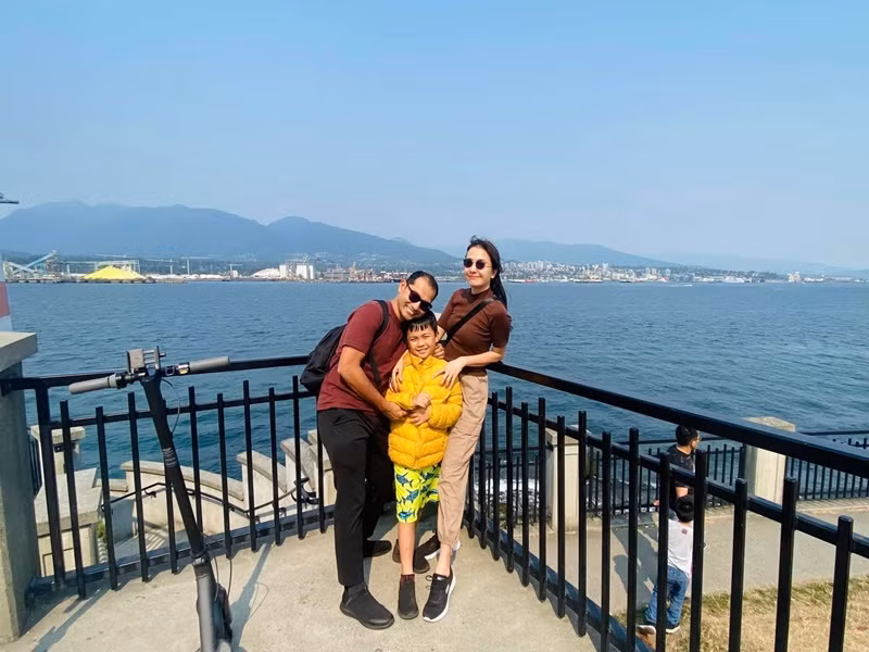 Chuyến hành trình của vợ chồng Huỳnh Đông ở Vancouver kéo dài ít ngày. Cặp đôi cùng con trai chạy scooter ven biển.