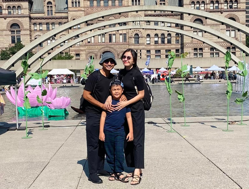 Con trai Ái Châu hòa nhập khá nhanh với môi trường sống mới. Trước khi sang Canada, cậu nhóc xem nhiều video trên YouTube về cảnh vật, con người, văn hóa Canada.