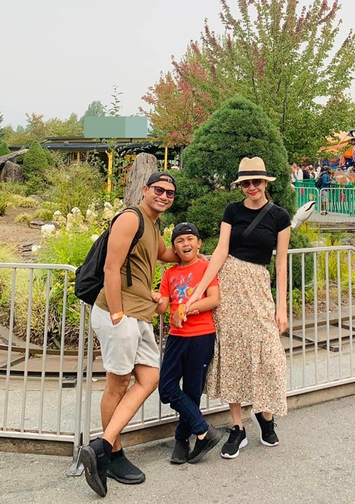 Huỳnh Đông và Ái Châu đưa con trai đi chơi công viên.