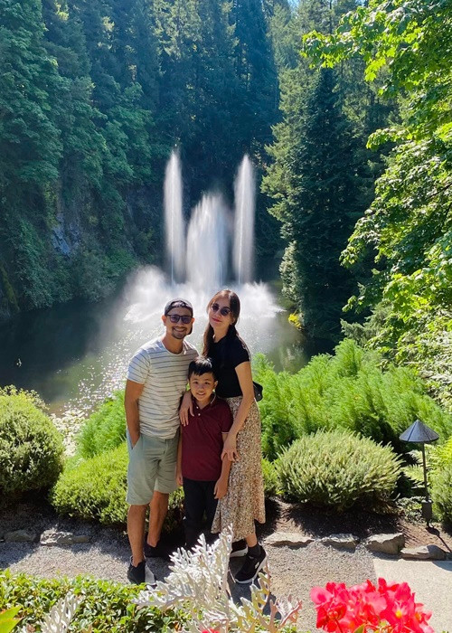 Năm 2016, Huỳnh Đông sang Canada lưu diễn. Vì yêu thích thời tiết, khí hậu và phong cảnh xứ lá phong, anh về bàn bạc với vợ việc định cư nơi đây.