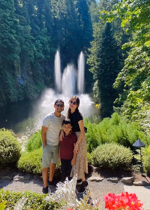 Năm 2016, Huỳnh Đông sang Canada lưu diễn. Vì yêu thích thời tiết, khí hậu và phong cảnh xứ lá phong, anh về bàn bạc với vợ việc định cư nơi đây.