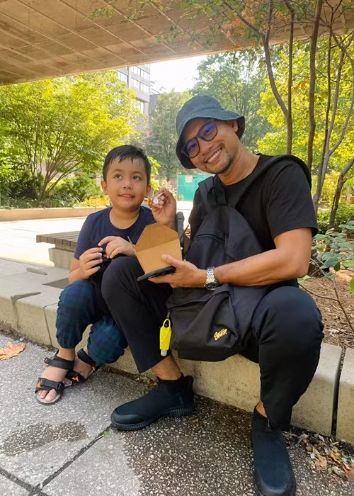 Quý tử nhà Huỳnh Đông luôn tràn đầy năng lượng, chạy nhảy trong những chuyến đi chơi.