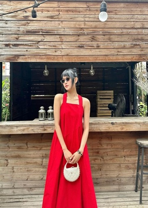 Cách đây hơn 1 năm, Hiền Hồ bị rò rỉ loạt ảnh thân thiết với doanh nhân Hồ Nhân - người đã có gia đình. Nữ ca sĩ nhận sai, mong khán giả bao dung. Ảnh: FBNV.