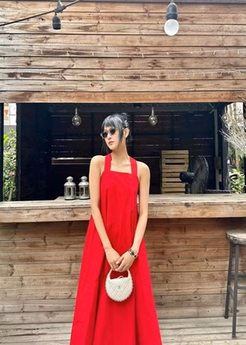 Cách đây hơn 1 năm, Hiền Hồ bị rò rỉ loạt ảnh thân thiết với doanh nhân Hồ Nhân - người đã có gia đình. Nữ ca sĩ nhận sai, mong khán giả bao dung. Ảnh: FBNV.