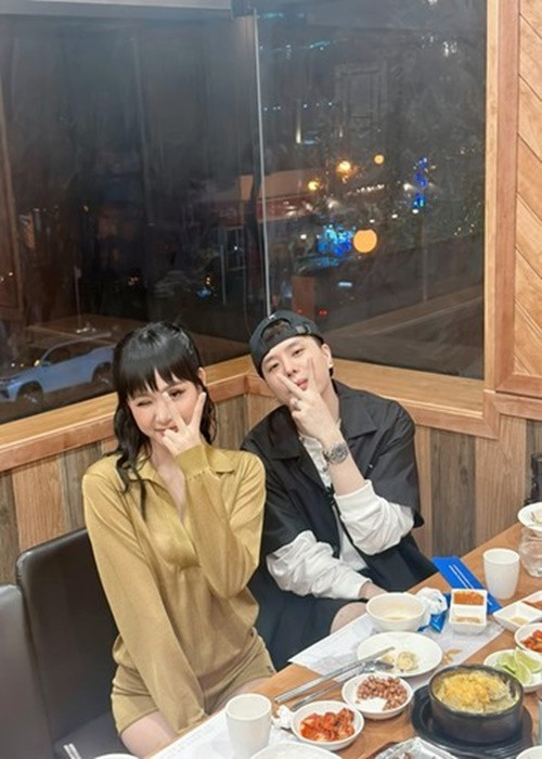 Trịnh Thăng Bình và Đạt G bị vạ lây vì ồn ào của Hiền Hồ. Cụ thể, đêm nhạc của ca sĩ Hiền Hồ và Trịnh Thăng Bình tại Quảng Ninh vào tháng 3 bị hủy. Đêm nhạc của Đạt G và Hiền Hồ tại Đà Lạt vào tháng 5 cũng bị hủy bỏ. Ảnh: FBNV.