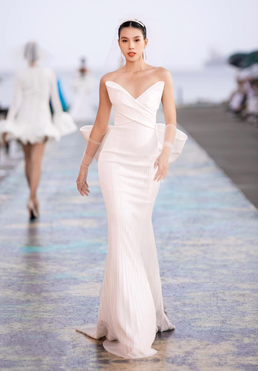 Chân dài khâm phục người chuyển giới vì nghị lực phi thường, trải qua nhiều đau đớn, hy sinh để được sống đúng với con người của mình. Cô rất ủng hộ việc người chuyển giới tham gia các cuộc thi sắc đẹp hiện nay.