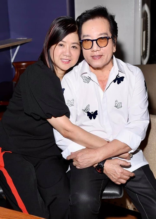 Vợ chồng Elvis Phương có nhiều khoảnh khắc tình tứ bên nhau dù kết hôn hơn 40 năm. Ảnh: Vietnamnet.