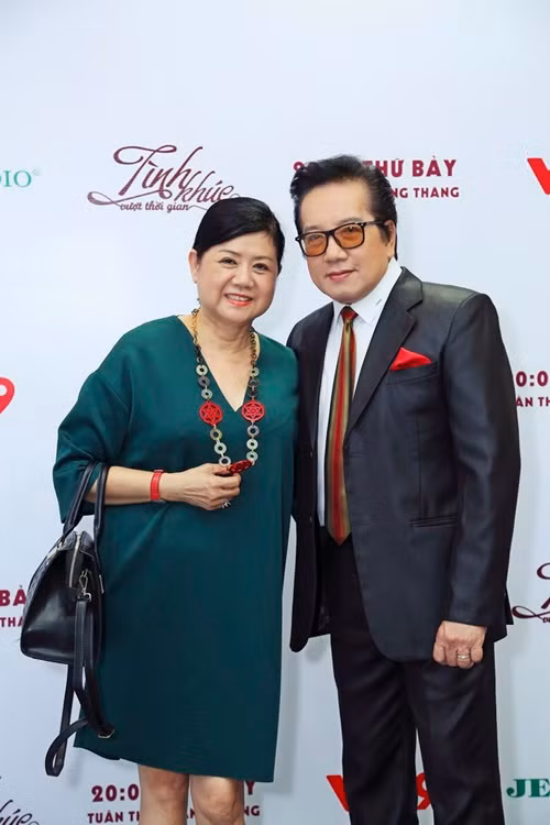 Elvis Phương thường xuyên sánh đôi bên bà xã tham gia các chương trình. Ảnh: Người Lao Động.