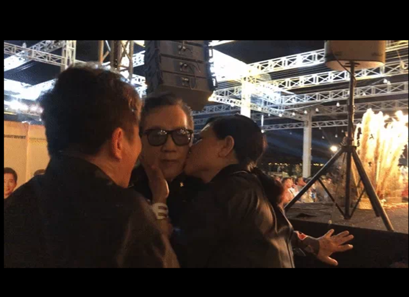 Bà Lệ Hoa hôn chồng ở hậu trường một sự kiện. Ảnh: Dân Trí.