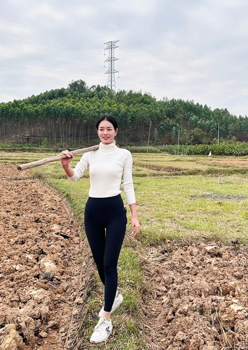 Chỉ cần tô chút son môi, người đẹp gốc Bắc Giang trông đã tươi tắn. Ảnh: FBNV.