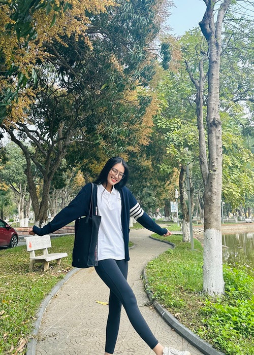 Á hậu Bùi Khánh Linh cũng không ngại khoe mặt mộc. Ảnh: FBNV.