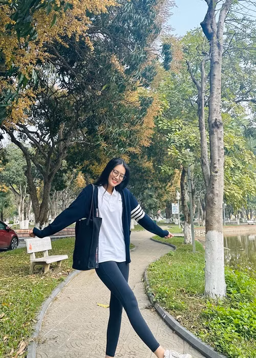 Á hậu Bùi Khánh Linh cũng không ngại khoe mặt mộc. Ảnh: FBNV.