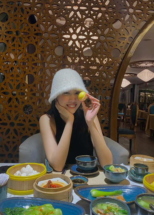 Nàng hậu trẻ trung, đáng yêu ở đời thường. Ảnh: FBNV.