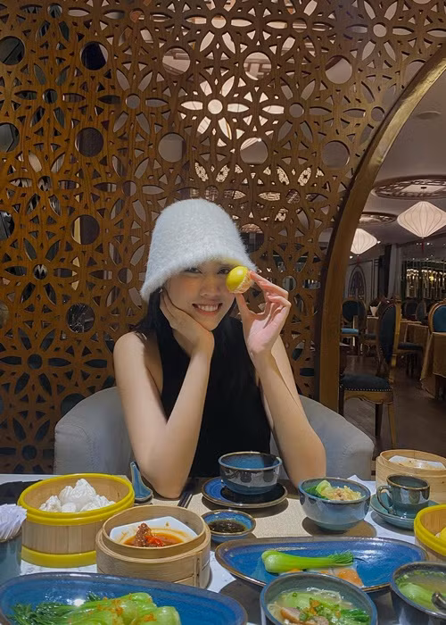 Nàng hậu trẻ trung, đáng yêu ở đời thường. Ảnh: FBNV.