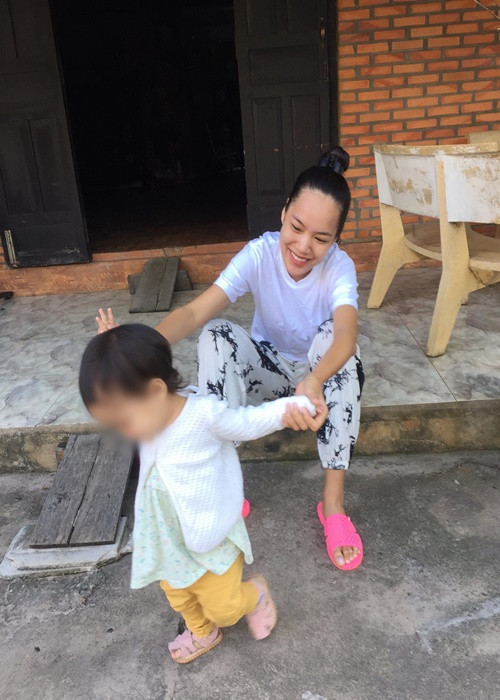 Lê Hoàng Phương diện đồ thoải mái, chơi đùa cùng cháu nhỏ. Ảnh: Instagram.