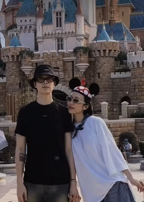 Cặp đôi nắm tay tình tứ khi đi du lịch nước ngoài kỷ niệm 8 năm gắn bó. Ảnh: Thương Hiệu Và Pháp Luật.