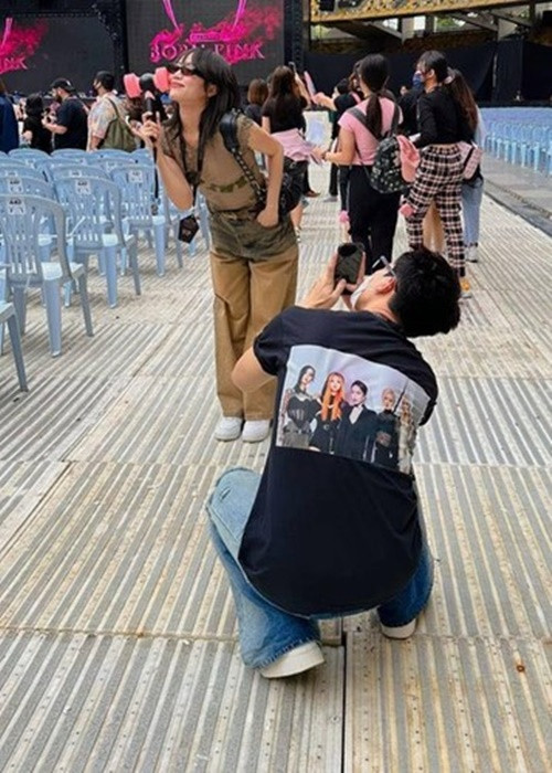 Anh Tú chụp ảnh cho vợ sống ảo khi đưa cô đi xem show diễn của BlackPink. Ảnh: FBNV.