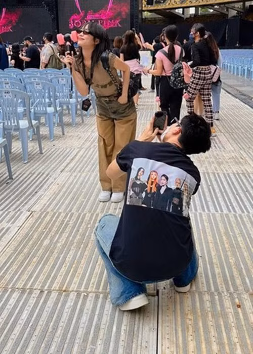 Anh Tú chụp ảnh cho vợ sống ảo khi đưa cô đi xem show diễn của BlackPink. Ảnh: FBNV.