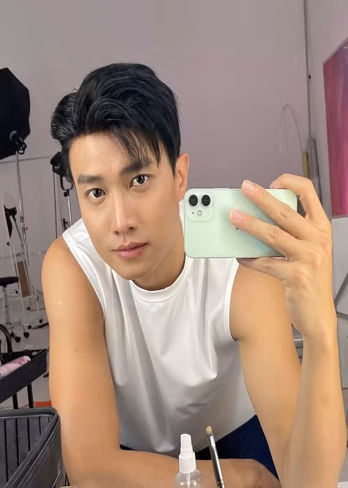 Nam diễn viên có hình thể săn chắc nhờ tập luyện.