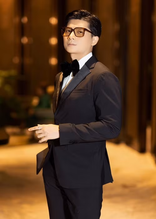 Gương mặt điển trai của tình trẻ Lệ Quyên khiến người đối diện phải choáng ngợp.