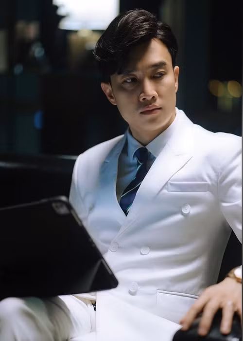 Nam diễn viên phim Về nhà đi con khoe phong độ ngời ngời trên màn ảnh.