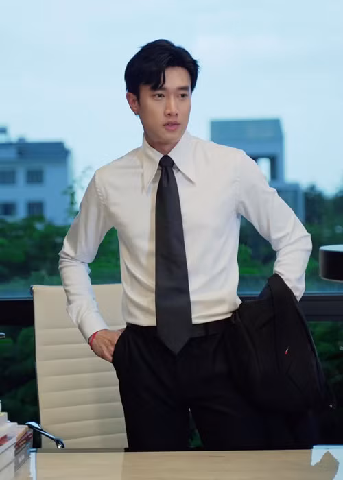 Quốc Trường trẻ trung khi diện áo sơ mi trắng, quần đen đóng thùng.