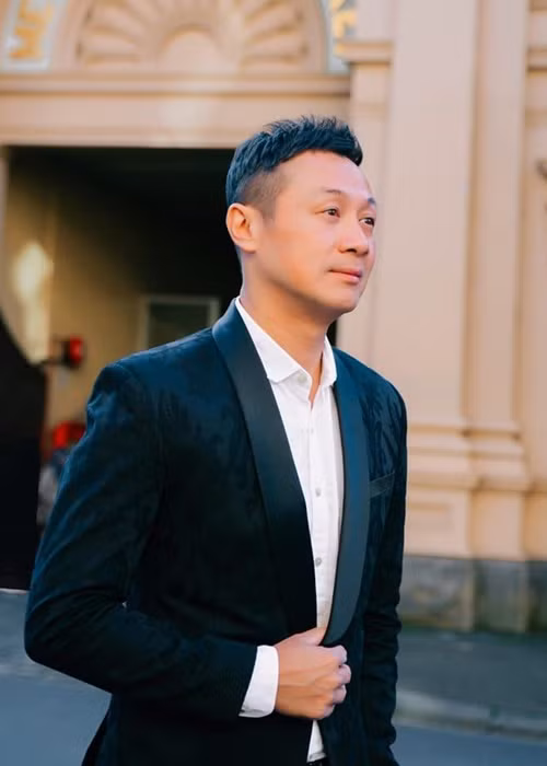 Ở tuổi 49, Anh Tuấn nam tính, phong độ.