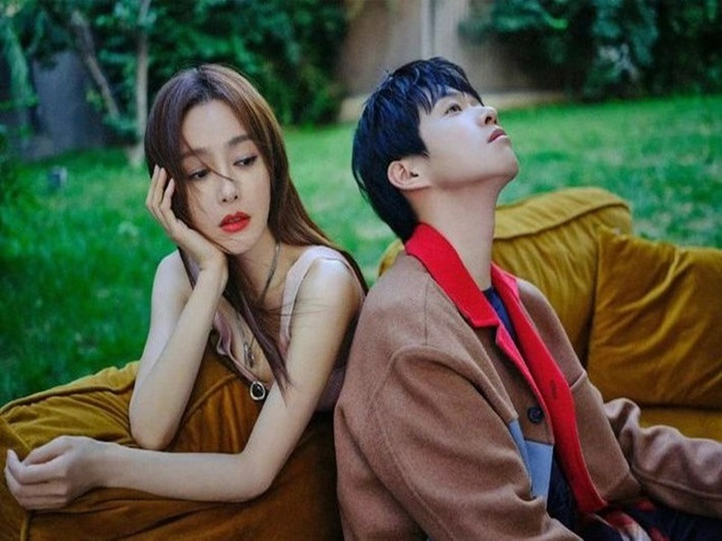 Đầu tháng 8, mỹ nhân phim Diên Hi Công Lược bắt xe đi gặp tình trẻ. Cặp đôi sau đó đến một khu dân cư. Khi rời khỏi xe, Tần Lam và Ngụy Đại Huân khoác tay nhau tình tứ. Ảnh: Tiền Phong.