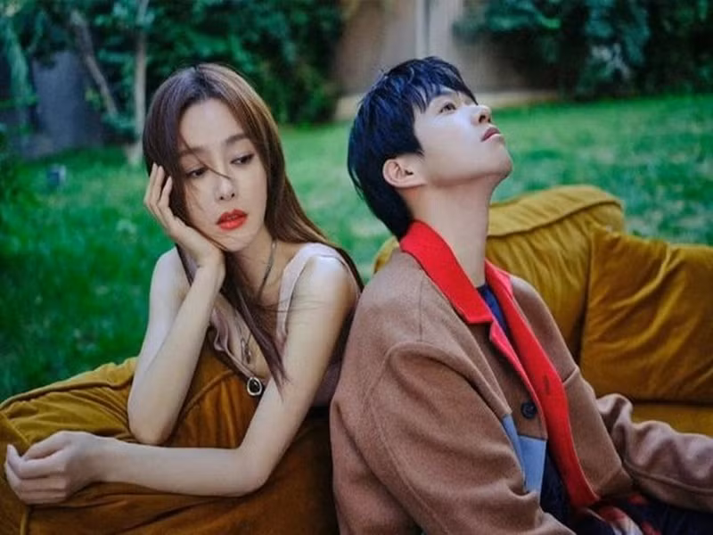 Đầu tháng 8, mỹ nhân phim Diên Hi Công Lược bắt xe đi gặp tình trẻ. Cặp đôi sau đó đến một khu dân cư. Khi rời khỏi xe, Tần Lam và Ngụy Đại Huân khoác tay nhau tình tứ. Ảnh: Tiền Phong.