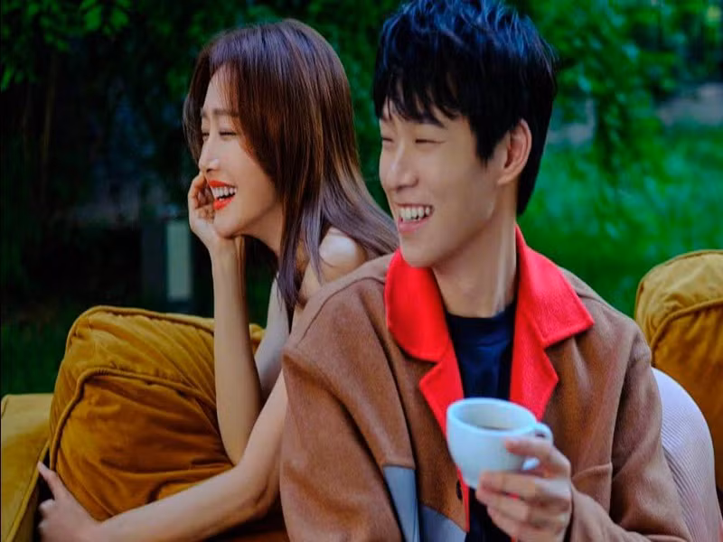 Khi Tất cả về bác sĩ Đường ra mắt, Ngụy Đại Huân khen ngợi Tần Lam là cô gái hay cười và dịu dàng. Còn Tần Lam cho biết, Ngụy Đại Huân thường xuyên chọc cười cô. Ảnh: Dân Việt.