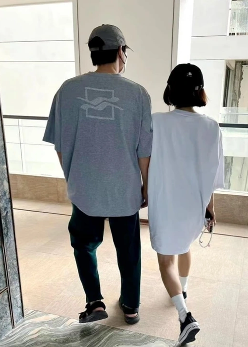 Tháng 5, Ngụy Đại Huân vướng nghi vấn cầu hôn Tần Lam thất bại. Phía nam diễn viên chia sẻ, tin đồn khiến hàng loạt bình luận tiêu cực, chỉ trích hướng về phía ba mẹ anh. Tình trẻ của Tần Lam mong cư dân mạng dừng đồn đoán. Ảnh: Dân Trí.