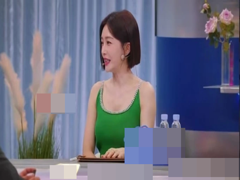 Trong một show truyền hình vào tháng 3, Tần Lam có động thái được cho là thừa nhận mối quan hệ với Ngụy Đại Hân. Cô chia sẻ: “Chuyện tình yêu của tôi hiện tại chính là điều mọi người đều nhìn thấy. Cứ từ từ thôi”. Ảnh: Dân Trí.