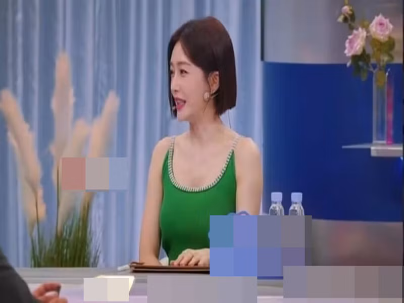 Trong một show truyền hình vào tháng 3, Tần Lam có động thái được cho là thừa nhận mối quan hệ với Ngụy Đại Hân. Cô chia sẻ: “Chuyện tình yêu của tôi hiện tại chính là điều mọi người đều nhìn thấy. Cứ từ từ thôi”. Ảnh: Dân Trí.