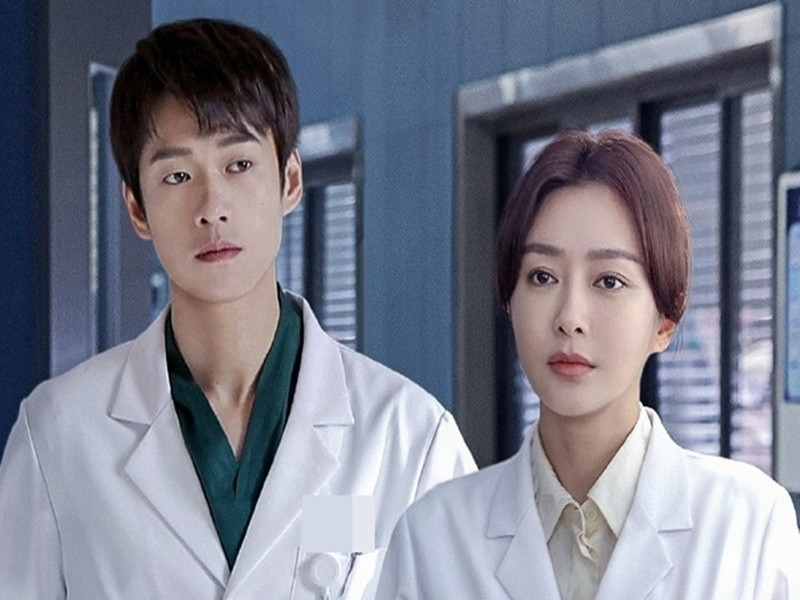 Tần Lam và Ngụy Đại Huân nảy sinh tình cảm khi quay phim Tất cả về bác sĩ Đường năm 2022. Ảnh: Tiền Phong.