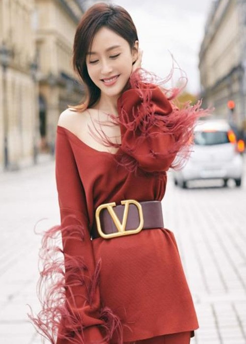 Mới đây, rộ tin đồn Tần Lam đang mang thai với Ngụy Đại Huân. Tin đồn xuất phát từ việc nữ diễn viên phim Diên Hi Công Lược lộ hình ảnh đi khám tại một bệnh viện ở Bắc Kinh (Trung Quốc). Ảnh: Thương Hiệu Và Pháp Luật.