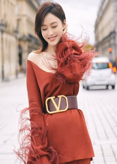 Mới đây, rộ tin đồn Tần Lam đang mang thai với Ngụy Đại Huân. Tin đồn xuất phát từ việc nữ diễn viên phim Diên Hi Công Lược lộ hình ảnh đi khám tại một bệnh viện ở Bắc Kinh (Trung Quốc). Ảnh: Thương Hiệu Và Pháp Luật.