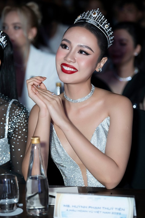 Thủy Tiên là người cuối cùng nhận danh hiệu Á hậu 2 Hoa hậu Hoàn vũ Việt Nam bởi từ năm nay, ban tổ chức chỉ trao 2 danh hiệu hoa hậu và á hậu cho top 2. Ảnh: FBNV.