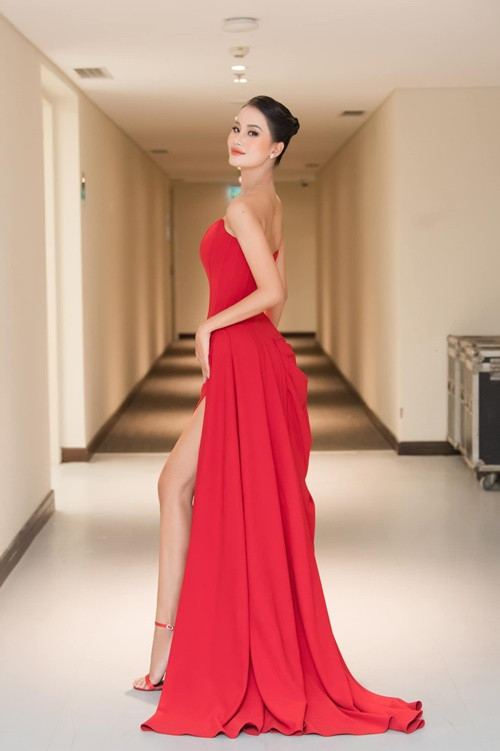 Quán quân Vietnam’s Next Top Model 2015 được gọi là "mỹ nhân 10 năm chăn trâu" bởi ngày nhỏ, cô từng chăn trâu để phụ giúp gia đình.