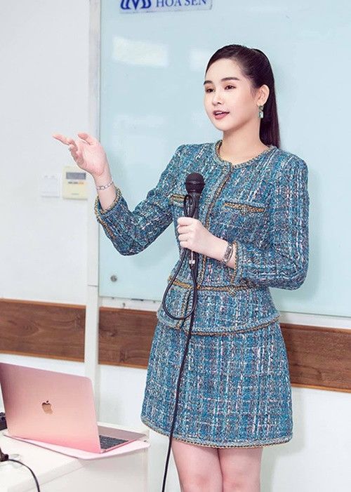 Năm 2020, người đẹp chính thức làm giảng viên đại học. Ngoài đi dạy, Ngân Anh còn làm MC cho một kênh truyền hình. Ảnh: FBNV.