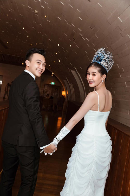 Tháng 11/2022, Ngân Anh lên xe hoa. Ông xã của người đẹp là Phan Tô Ny. Trong thời gian hẹn hò, cả hai từng chia tay vì Tô Ny đã muốn kết hôn chỉ sau 2 tháng yêu còn Ngân Anh chưa sẵn sàng cho việc lập gia đình. Nửa năm sau đó, Ngân Anh và Tô Ny tái hợp. Ảnh: FBNV.