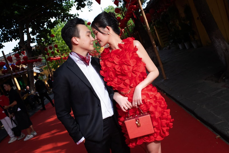 Ngân Anh chia sẻ ông xã là người khá nghiêm khắc nhưng rất tinh tế trong đời sống vợ chồng. Tô Ny cho biết, vợ dễ nặng lòng vì những bình luận không hay trên mạng xã hội. Điều này khiến Tô Ny buồn vì không thể giúp vợ giải quyết. Ảnh: FBNV.