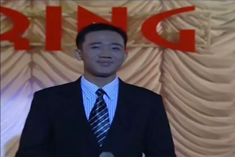 Trấn Thành đóng vai phụ khi mới vào nghề diễn viên. Anh từng xuất hiện thoáng qua trong phim truyền hình Mùi ngò gai. Vai diễn của Trấn Thành là một MC. Ảnh: Vietnamnet.