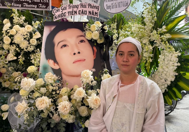 Tháng 3, khi NSƯT Vũ Linh qua đời, Hồng Loan lần đầu lộ diện. Sau đó, Hồng Loan vướng ồn ào mâu thuẫn với Hồng Phượng - cháu gái nghệ sĩ Vũ Linh và Hồng Nhung - em gái nghệ sĩ Vũ Linh. Ảnh: Vietnamnet.