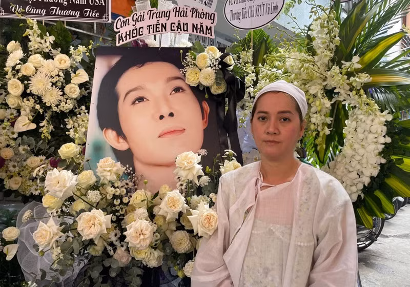 Tháng 3, khi NSƯT Vũ Linh qua đời, Hồng Loan lần đầu lộ diện. Sau đó, Hồng Loan vướng ồn ào mâu thuẫn với Hồng Phượng - cháu gái nghệ sĩ Vũ Linh và Hồng Nhung - em gái nghệ sĩ Vũ Linh. Ảnh: Vietnamnet.