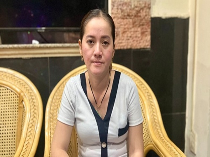 Hồng Loan bị nghệ sĩ Hồng Nhung khởi kiện ra tòa, đòi chia tài sản vào tháng 6. Theo Pháp Luật TP HCM, tại lần làm việc theo triệu tập của tòa án vào ngày 22/6, Hồng Loan đến tòa và cung cấp lời khai, các giấy tờ liên quan đến vụ kiện. Đến ngày, 21/7, phía nguyên đơn là nghệ sĩ Hồng Nhung và người có quyền lợi và nghĩa vụ liên quan là Hồng Phượng đã đến tòa án làm việc, cung cấp giấy tờ đại diện theo ủy quyền và yêu cầu luật sư. Ảnh: Vietnamnet.