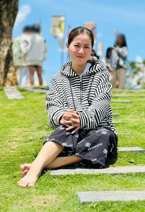 Hồng Loan còn cho biết, thông tin cô chửi ba là bịa đặt. “Vì trước giờ ba tôi không sử dụng mạng xã hội, nên những thông tin mà ba biết đều được nghe lại từ người khác và không có tính xác thực”, Hồng Loan chia sẻ. Ảnh: FBNV.