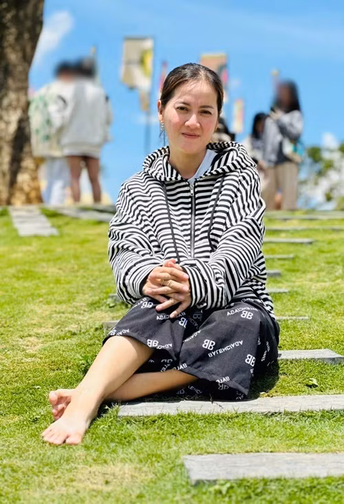 Hồng Loan còn cho biết, thông tin cô chửi ba là bịa đặt. “Vì trước giờ ba tôi không sử dụng mạng xã hội, nên những thông tin mà ba biết đều được nghe lại từ người khác và không có tính xác thực”, Hồng Loan chia sẻ. Ảnh: FBNV.