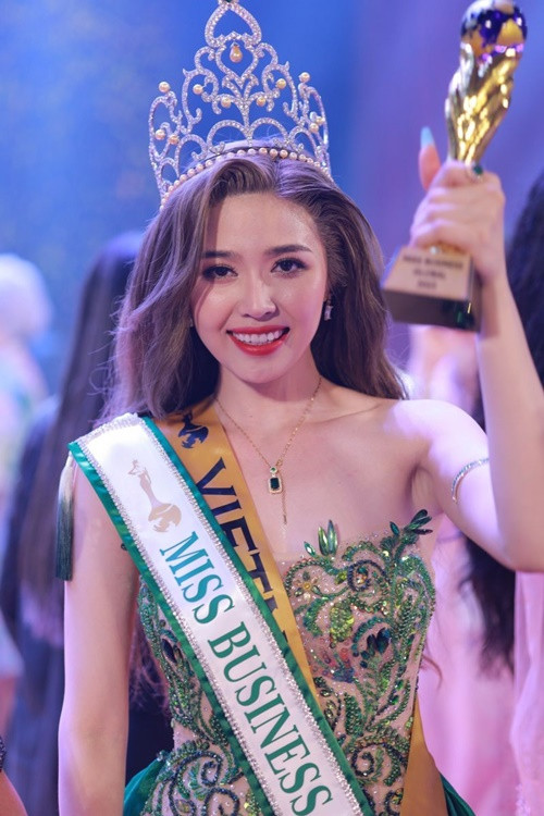 Hồi tháng 3, Nguyễn Thị Thảo đăng quang cuộc thi Miss Business Global 2023 - Hoa hậu Doanh nhân Toàn cầu 2023. Sau chung kết, cô ghi điểm khi cho biết sẽ dùng toàn bộ số tiền thưởng có được để làm công tác thiện nguyện. Ảnh: Doanh Nghiệp Hội Nhập.