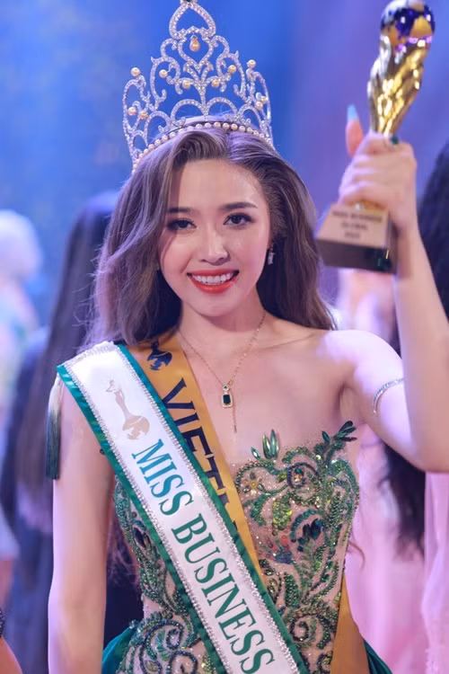 Hồi tháng 3, Nguyễn Thị Thảo đăng quang cuộc thi Miss Business Global 2023 - Hoa hậu Doanh nhân Toàn cầu 2023. Sau chung kết, cô ghi điểm khi cho biết sẽ dùng toàn bộ số tiền thưởng có được để làm công tác thiện nguyện. Ảnh: Doanh Nghiệp Hội Nhập.