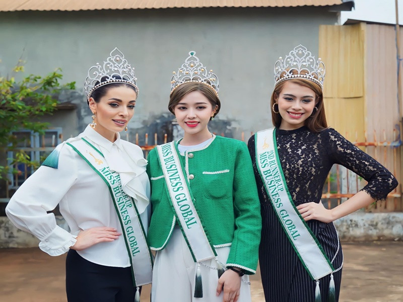 Tháng 7, ông Bezi Đường - đại diện ban tổ chức (BTC) chia sẻ trên Báo Giao Thông về 4 lý do tước vương miện của Nguyễn Thị Thảo, gồm: “Thái độ làm việc và tác phong không tôn trọng BTC: BTC thường xuyên nhắn tin về lịch làm việc kế hoạch truyền thông hàng tuần cho Nguyễn Thị Thảo và ê-kíp nhưng không nhận được phản hồi. Mặc dù BTC đã nhiều lần nhắc nhở nhưng tình trạng trên vẫn không thay đổi. Trách nhiệm làm việc: Nhận vật phẩm của đơn vị tài trợ nhưng không thông báo cho BTC. Đến khi đối tác thông báo, BTC mới biết và yêu cầu Nguyễn Thị Thảo trả lại nhưng lúc này cô trả lại một vật phẩm hoàn toàn khác. Khi được đối tác xác nhận, thí sinh thông báo đã làm mất nhưng không đề cập đến trách nhiệm và phía BTC phải bồi thường cho khách hàng…". Ảnh: FBNV.